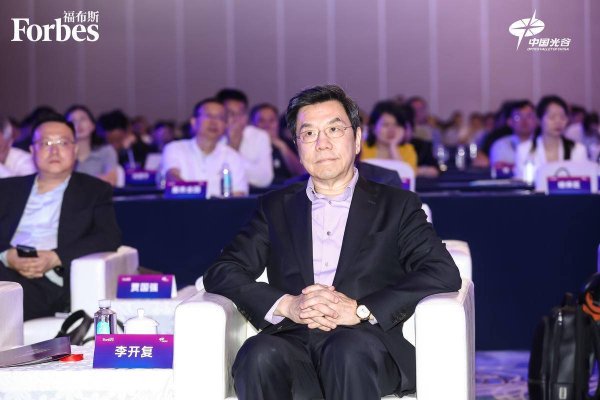 高忆管理 湖北日报独家专访国际人工智能专家、零一万物CEO李开复 “期待与湖北龙头企业深度
